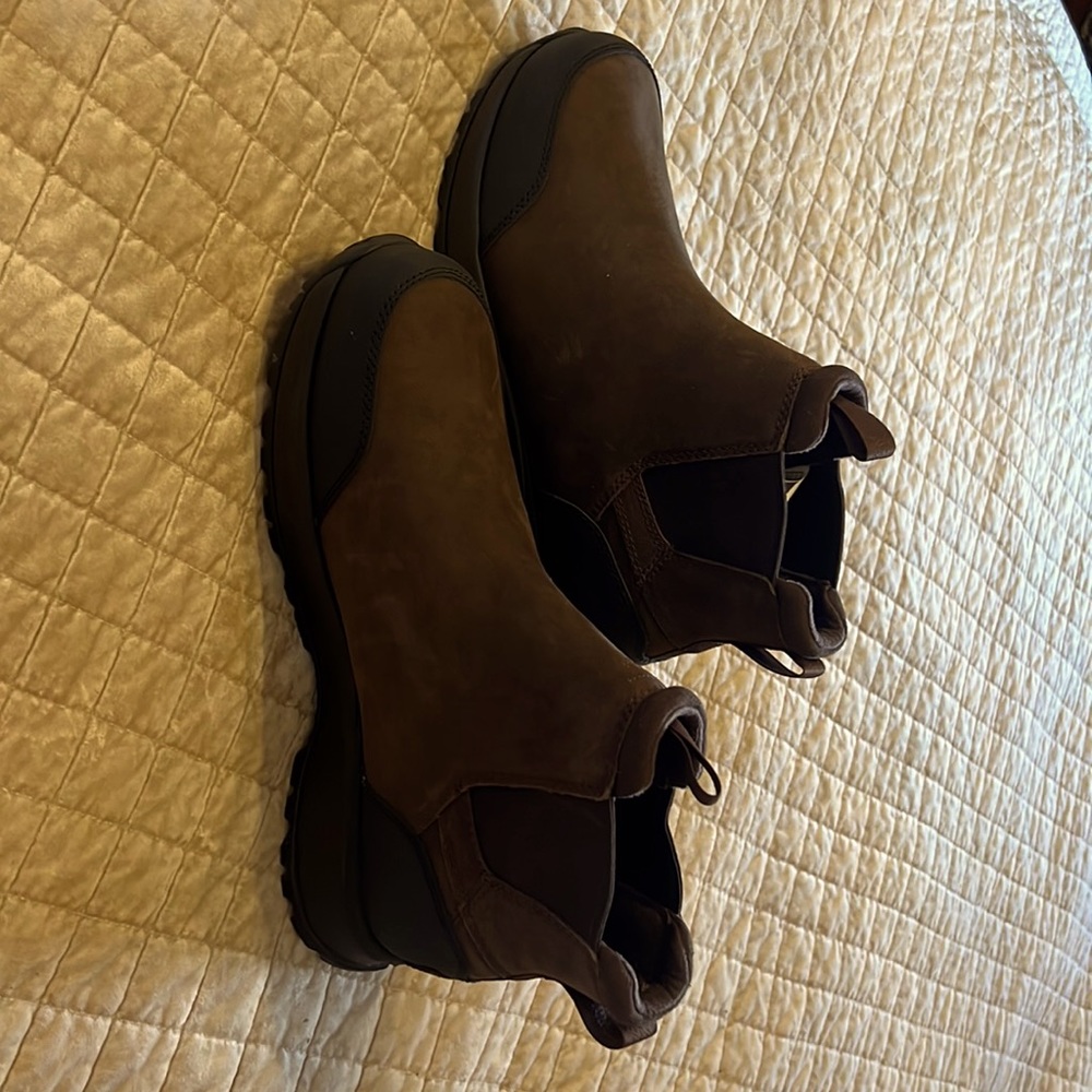 NWOT Men’s UGG boots- weather rated to -32 degrees and waterproof.